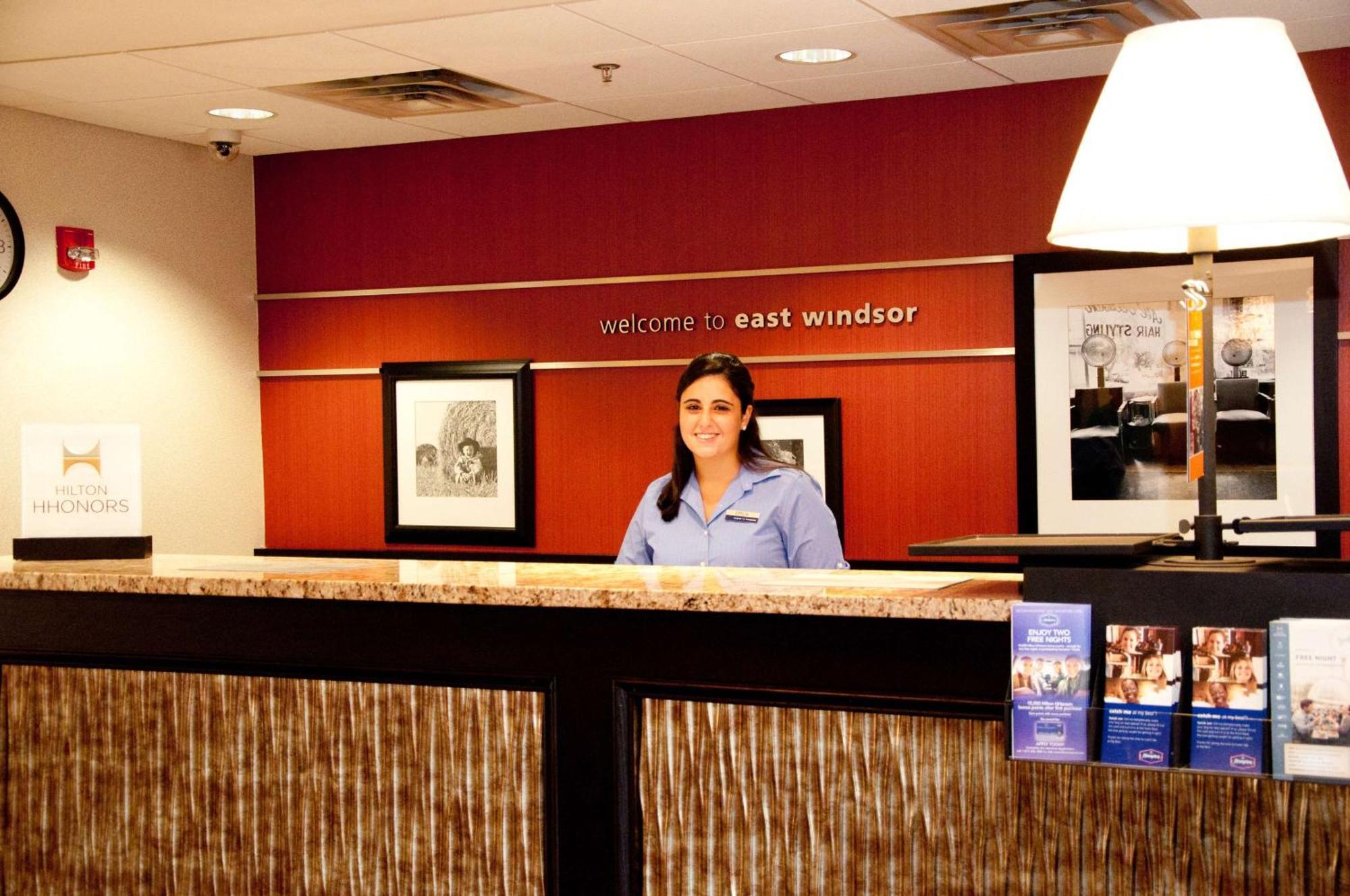 Hampton Inn East Windsor Exterior photo