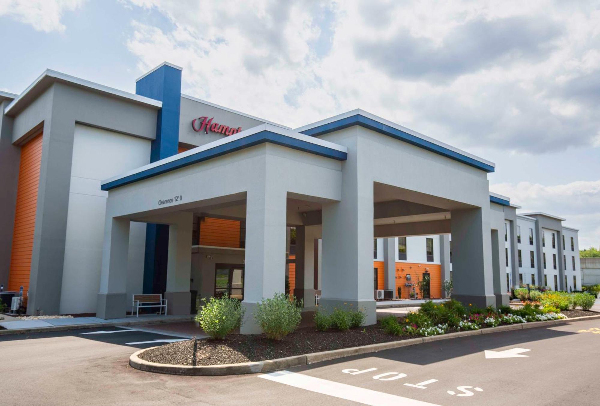 Hampton Inn East Windsor Exterior photo